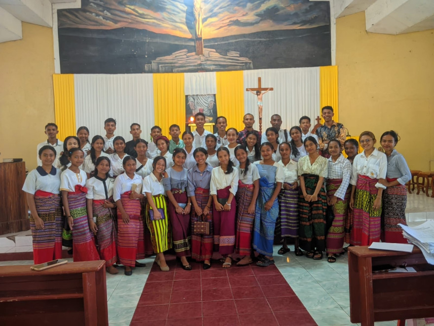 Nada Iman dari Rabasa Biris : Kolaborasi Koor Pelajar & OMK di Gereja St. Yohanes Rasul Webriamata